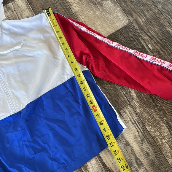 Coca-Cola Women or men
Windbreaker Jacket Size 2XL
Lightweight Pullover hood - Picture 14 of 15